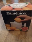 Vtg Salton Mini Squeeze Juicer JC-1 Electric Citrus Fruit Open Box. Fixed Price $15.00.