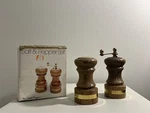 Vtg The Cook's Bazaar Oakwood Brass Salt & Pepper Grinder Set Original Box. Fixed Price $18.00.
