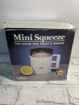 Salton Mini Squeeze Juicer JC1 Electric Citrus Fruit Box. Fixed Price $19.95.